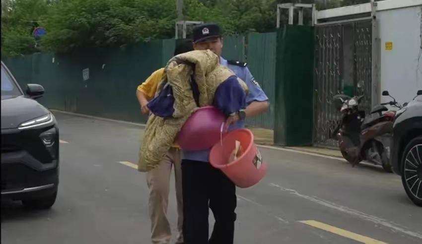 6月18号下午，武汉黄陂区罗汉中学门口，中考前两天，学校让初三学生离校回家备考。