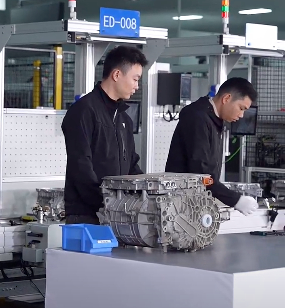 深蓝汽车第100万台电驱下线汽车黑科技3月27日，深蓝汽车第100万台电驱下线，