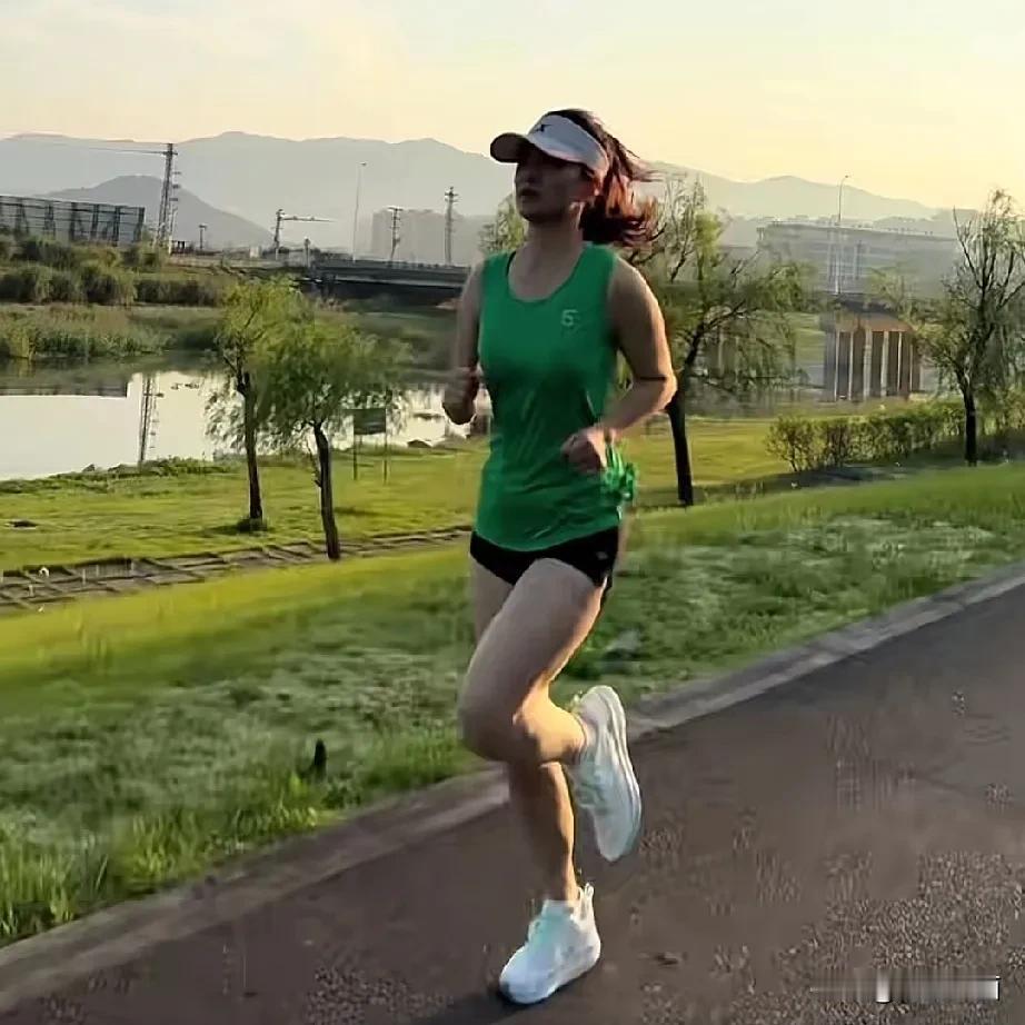 《重新》
去年的我
五月走出屋门，重新亲近土地种出葱茏蓬勃的生命
六月走进校区，