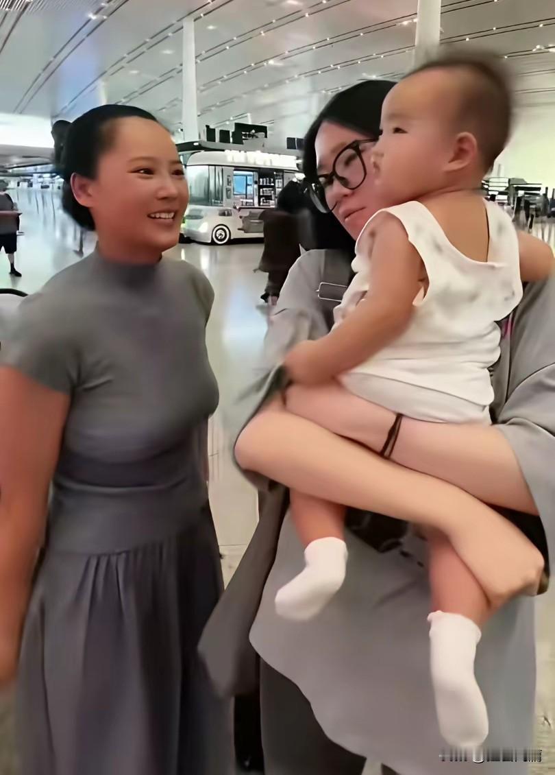 耿为华和现任妻子，抱着小女儿送大女儿出国留学，姐妹两个虽然相差20多岁，但依依不