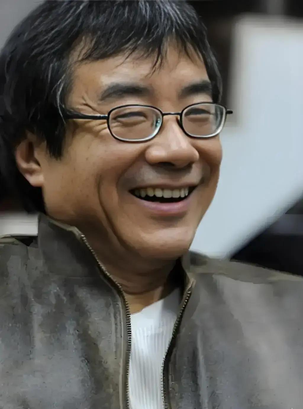 周国平说性爱情婚姻各跑各的道，想把这三股绳拧在一人身上太难。
我结婚第八年，晚上