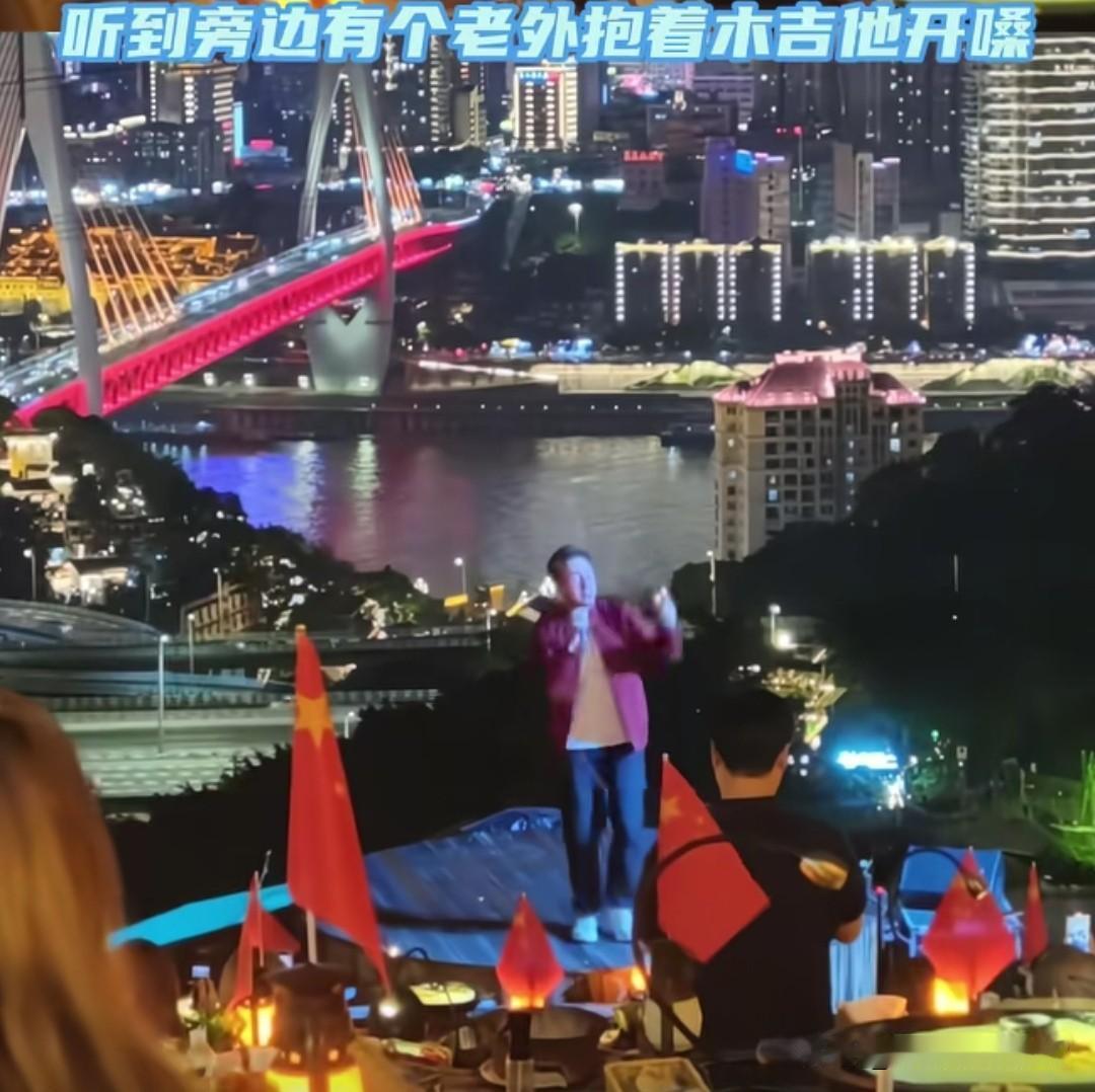 重庆文旅藏大招不声张！洪崖洞江边直接偶遇大神，有人饭后散步，看到一个老外抱着木吉