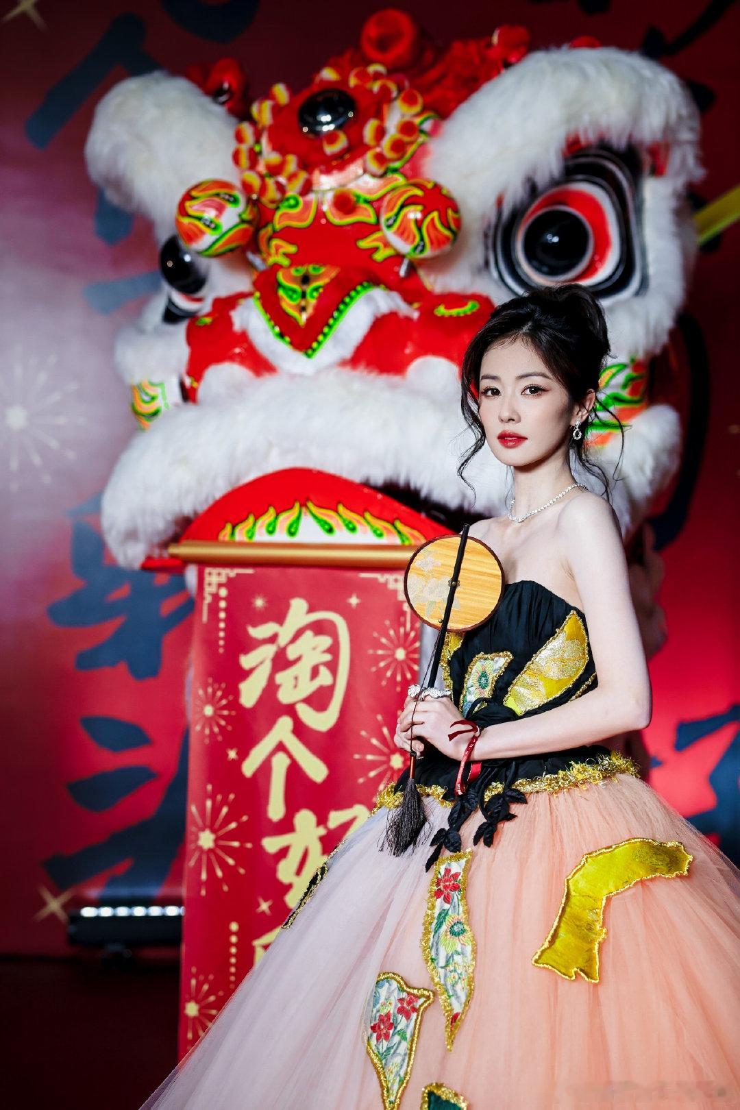 微博之夜的红毯上光芒万丈，众艺人闪亮登场，于狮子前止步，优雅面对镜头拍摄新年大片