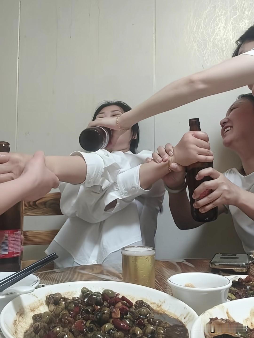 有闺蜜就是好，酒都喝不完
