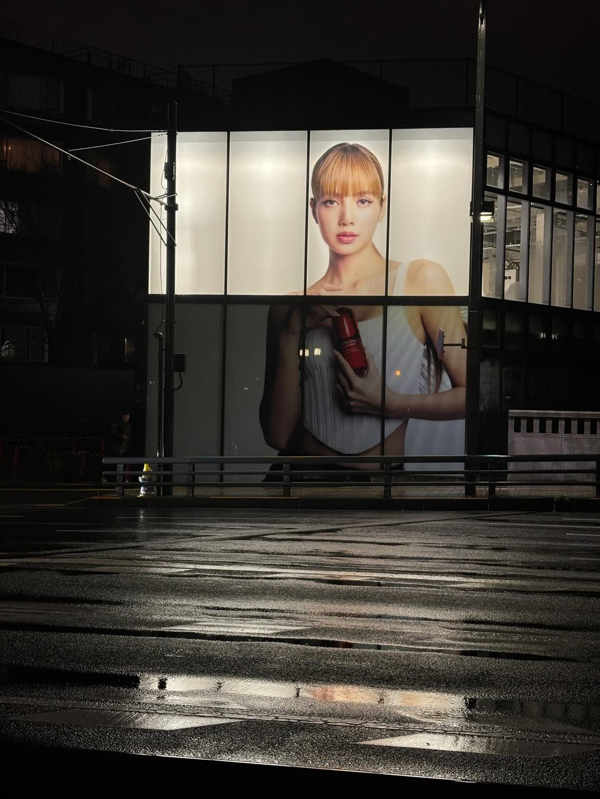 资生堂这次搞的快闪店，看着真显眼！！！表参道这么个潮地儿~c/o hi_pabo