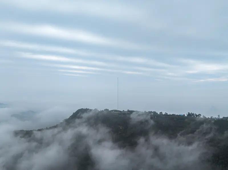 中美两国在AI发展上呈现出不同态势。美国发展AI注重综合能力的提升，宛如塑造一位