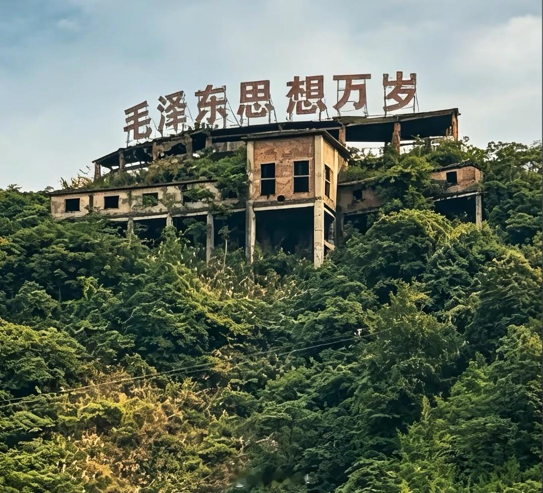 图片地址为，湖南资兴市唐洞煤矿。这几个字前些天被拆了，引起很多人的关注。据说z府