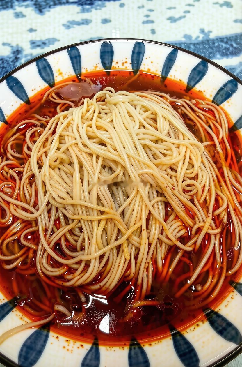早餐：红油汤面。简简单单，又是一餐。生活手记[超话]生活手记 ​​​