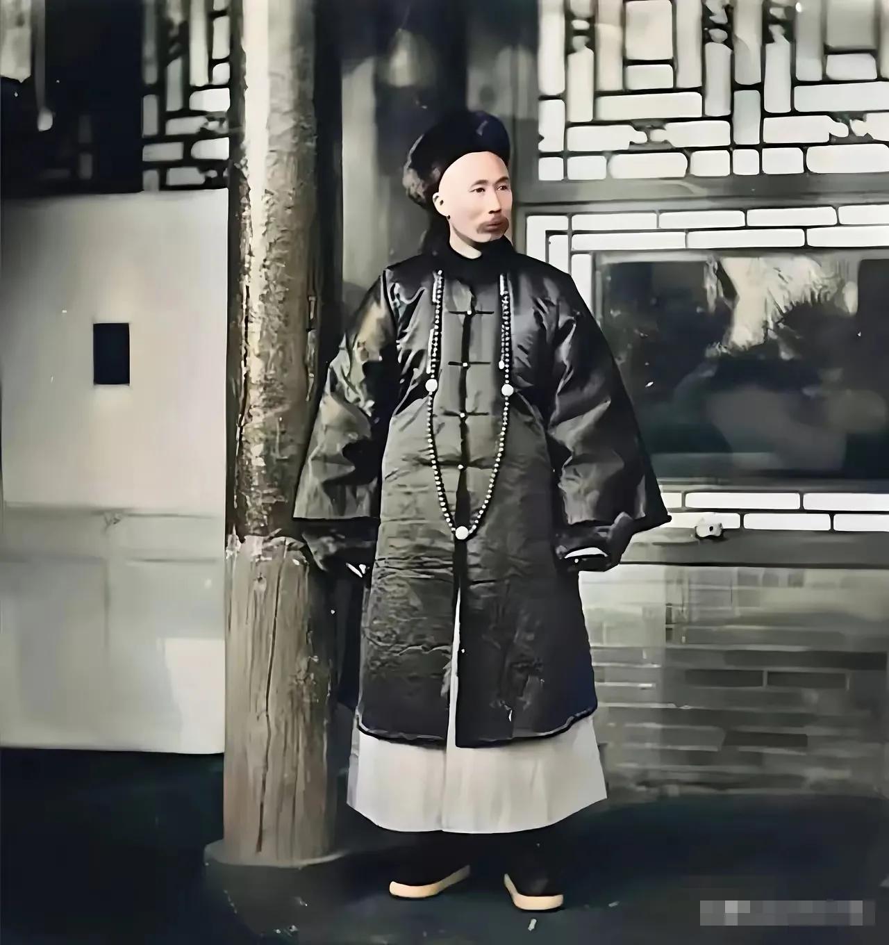 历史回忆老照片：这是1871年李鸿章在保定直属总督署时的情景，按那个年代清朝人的