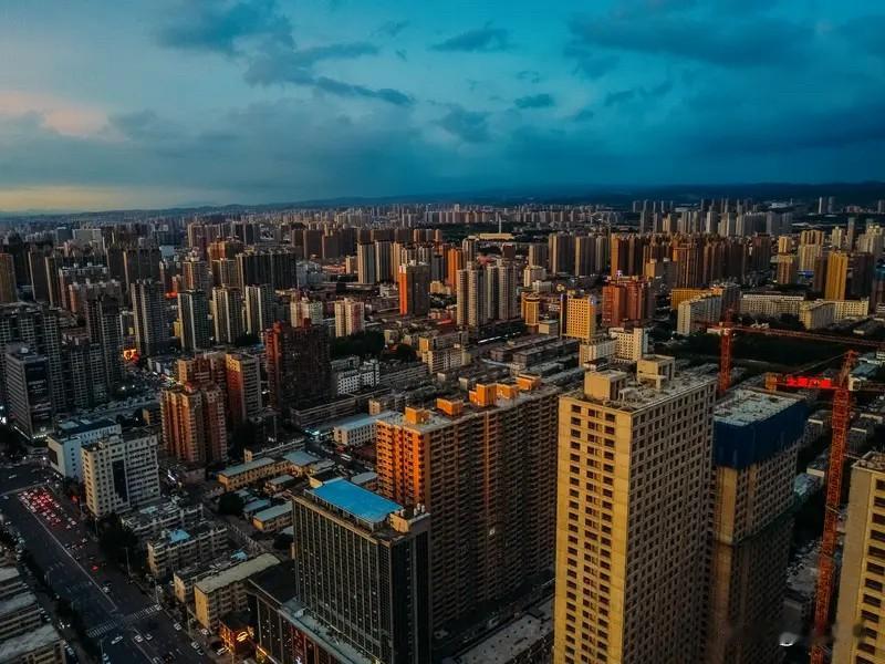 太原楼市：

太原新房已经走出三连涨行情，但二手房市场却毫无起色，整体房价还在持
