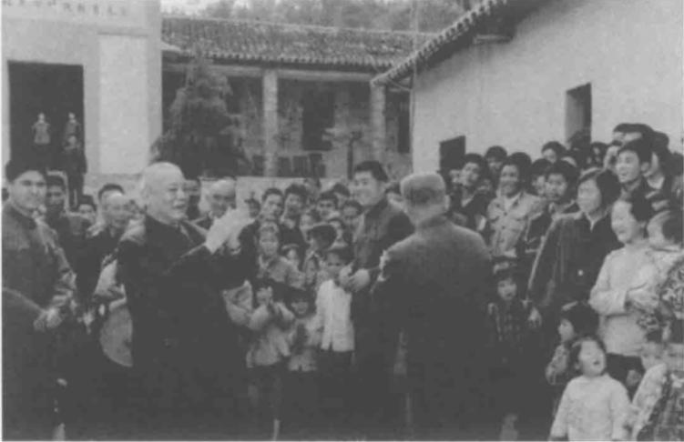61年李先念回乡，侄子提议合照，他却说：可别拿着照片招摇撞骗

（1961年10