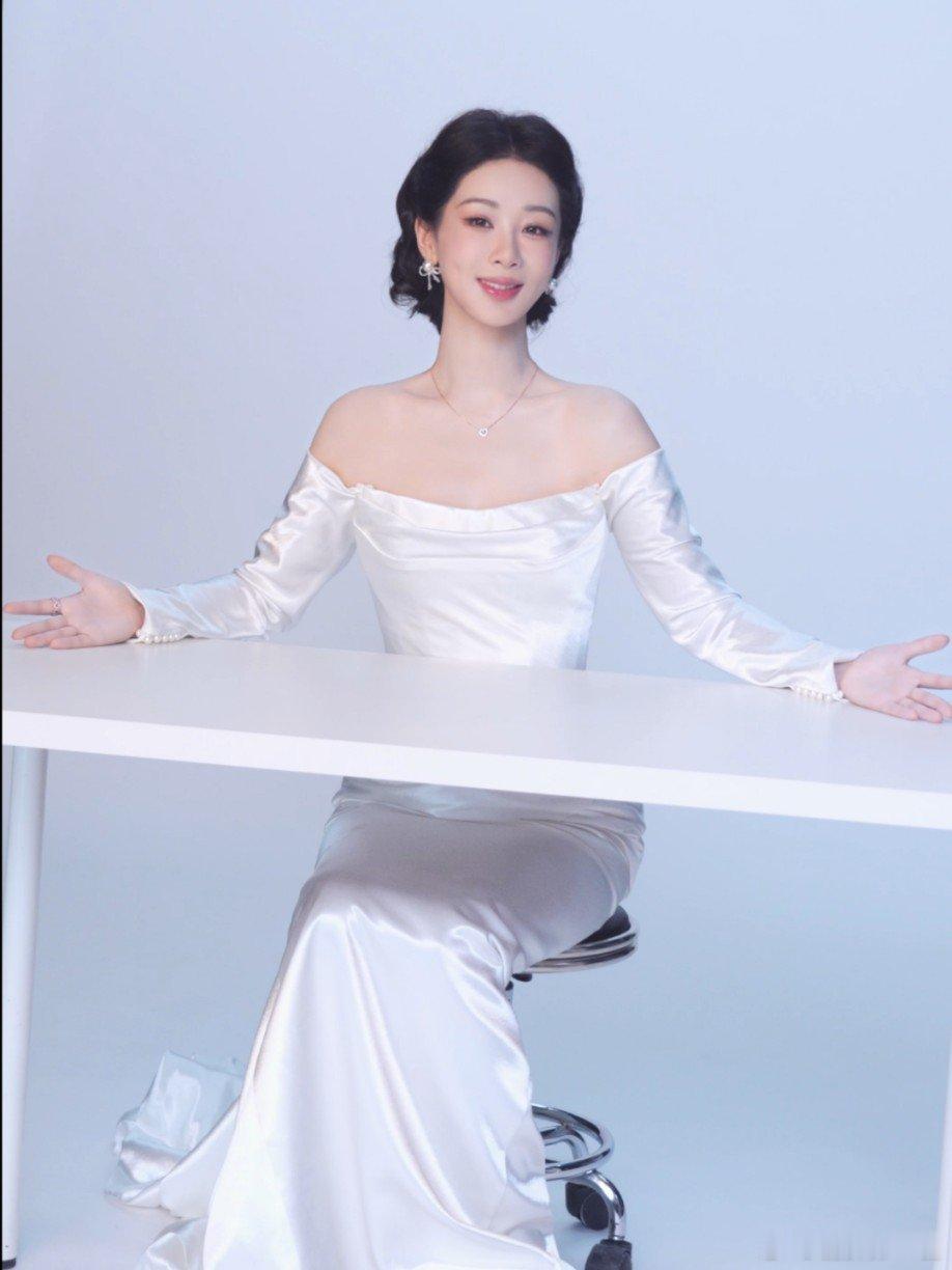 杨紫选零食主打一个真材实料 看杨紫啃着老卤鸭爪，氛围感拉满。同款礼盒安排，真材实