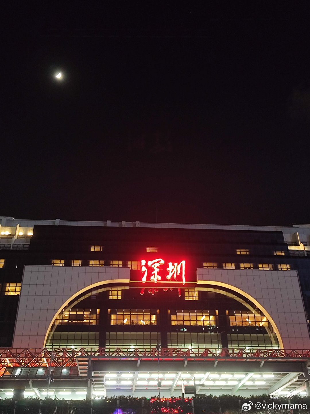 这次的香港深圳探亲行程，选择了住在罗湖（深圳站附近），吃住行都挺方便，出入香港方