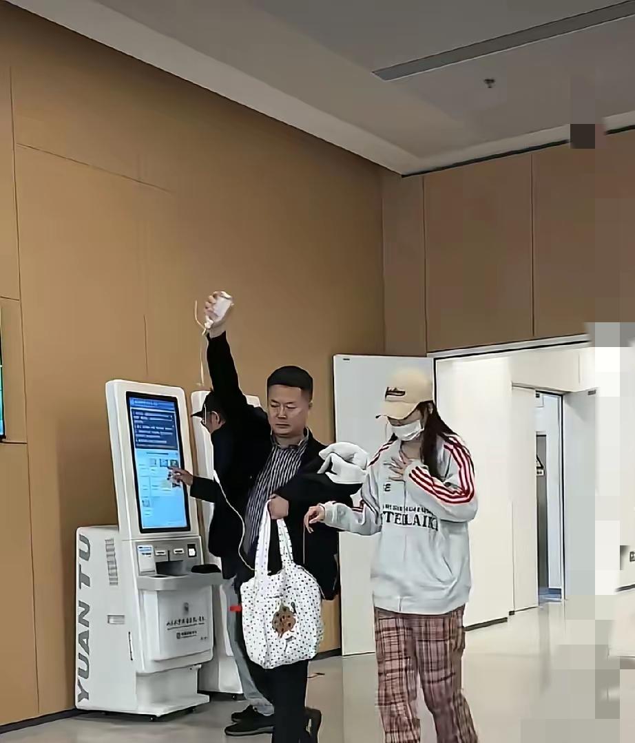 医院里这一幕真的看破防了！本以为是亲人陪护，没想到竟是公司老板。
 
员工上班突