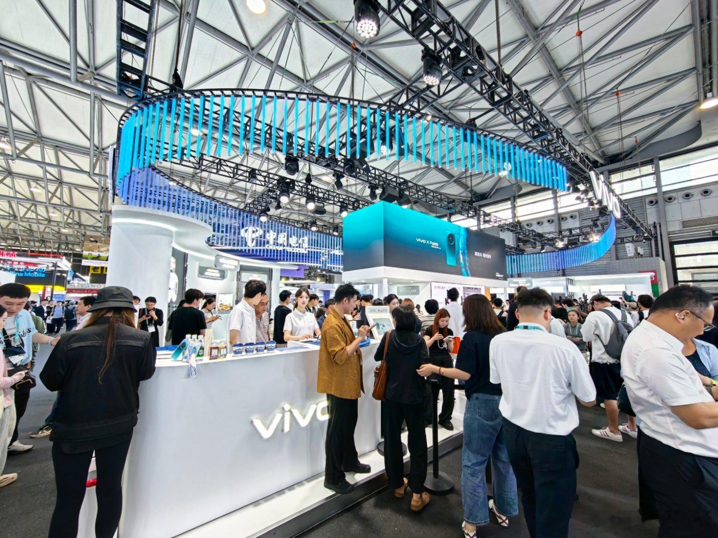 MWC现场，vivo展台提前展示了X Fold6，现场还有演讲分享，明天就是正式