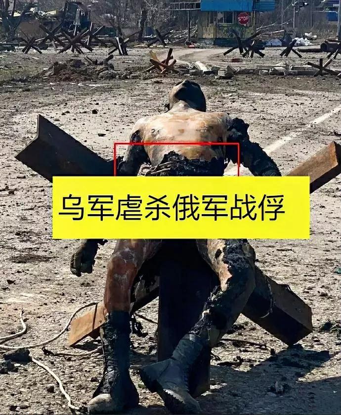 本图拍摄于2022年，俄乌战争爆发初期，乌军将俘虏的俄军绑在路障上活活烧死，有人