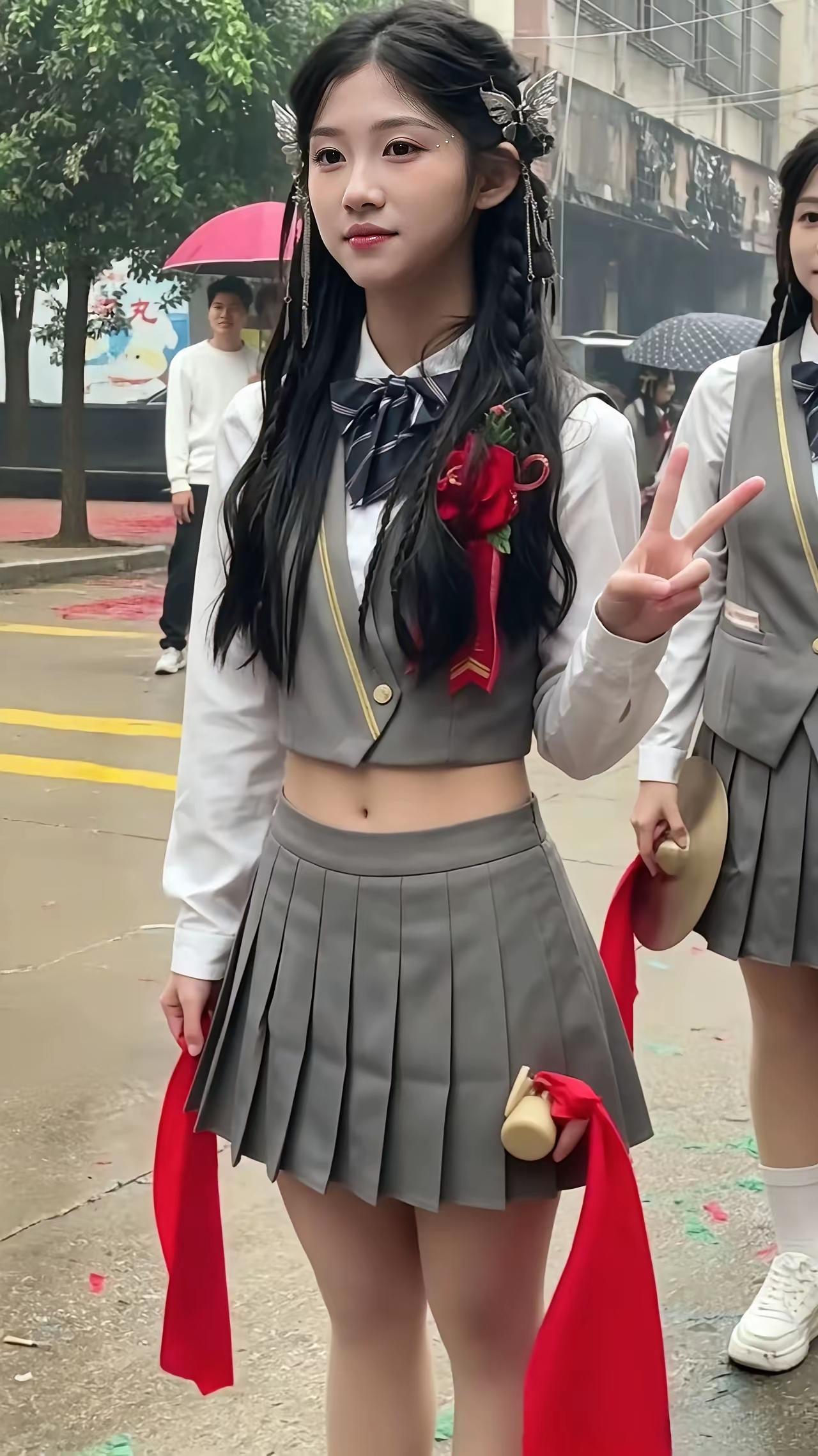 青春洋溢的校园生活，少女们手牵手，一起走向未来！💕👭🎒