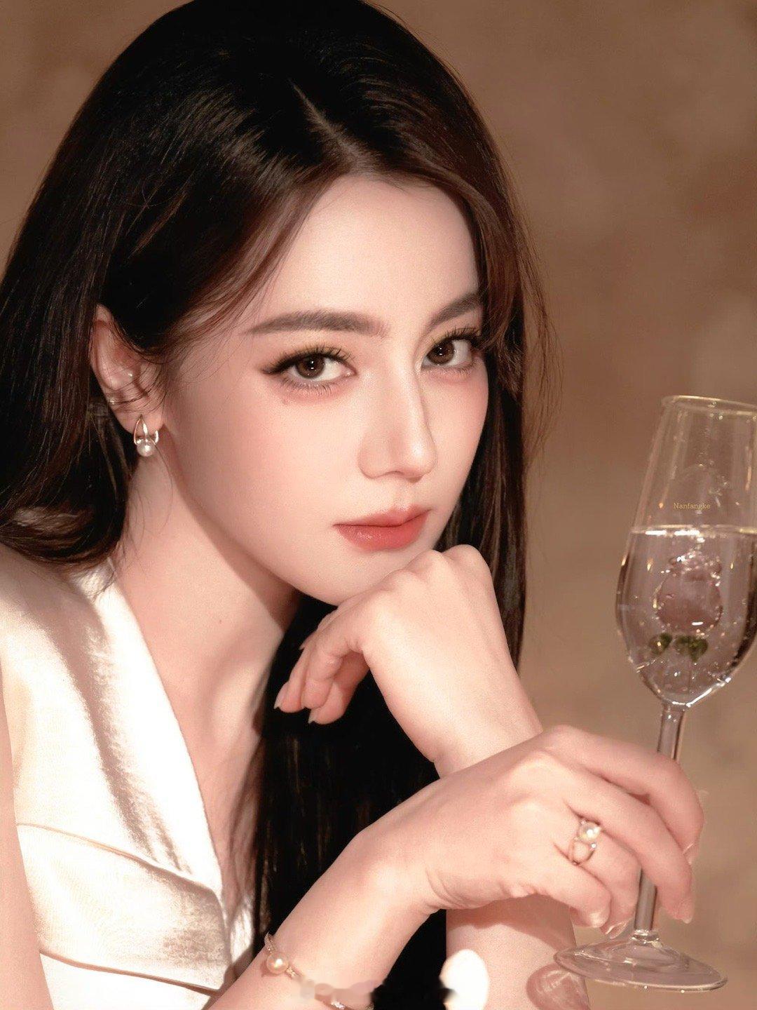 璀璨之上 迪丽热巴吃瓜不信瓜 不过看到人设是女明星就首选迪丽热巴想给迪丽热巴递本