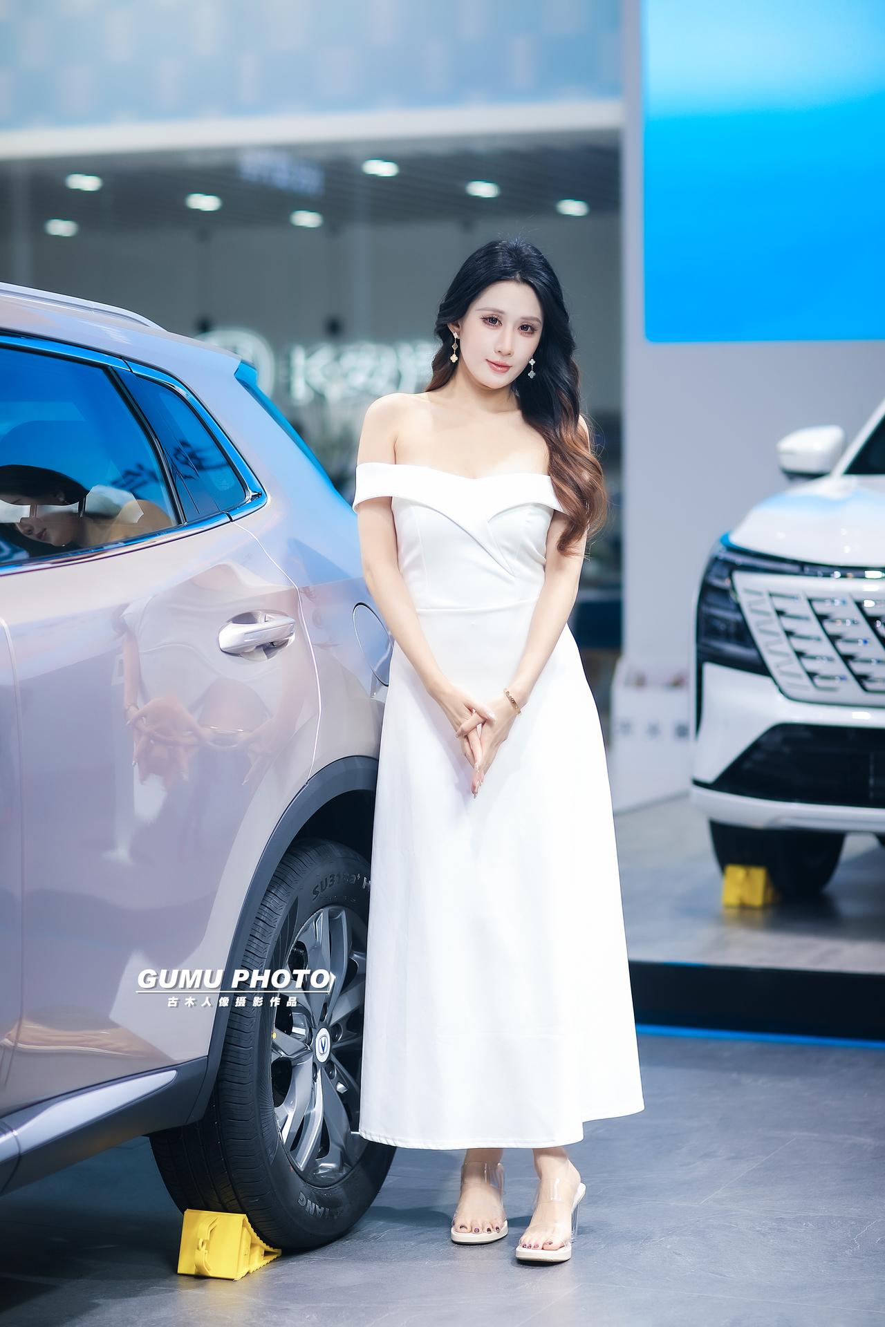 2025重庆汽车消费节长安汽车展台模特小姐姐