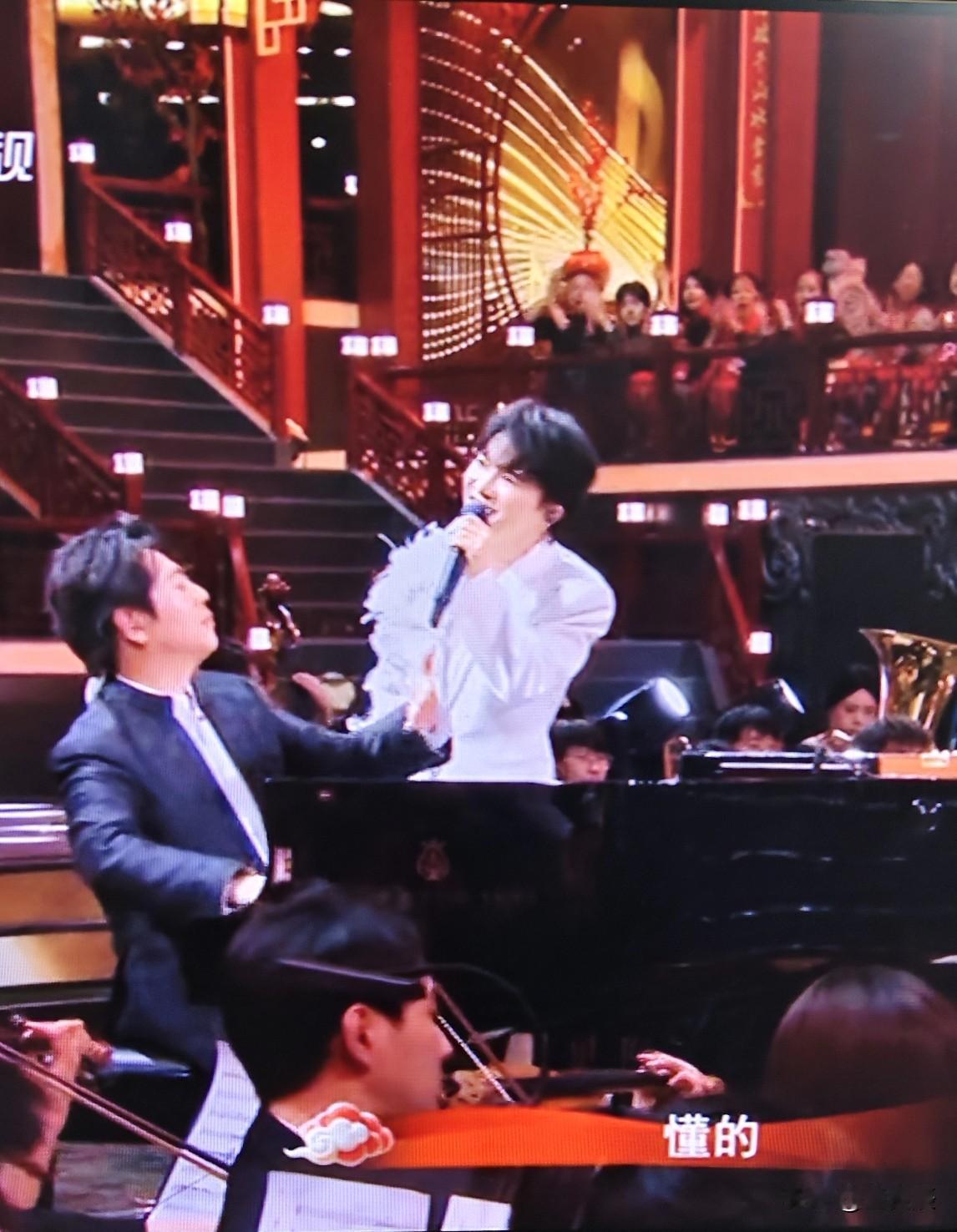 昨晚的辽视春晚，歌手周深两次出场。一次是和郎朗一弹一唱，深情款款；一次是和宋小宝