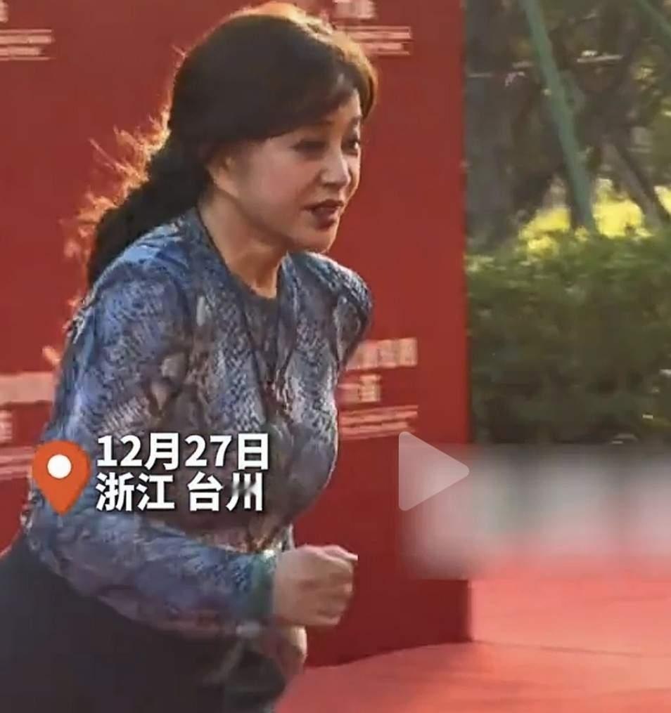 75岁刘晓庆红毯生图曝光，这状态让30岁的我都感到汗颜。
体态挺拔，步履轻盈。