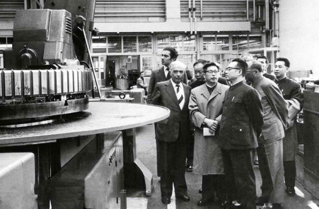 1978年5月22日国务院副总理谷牧（前一）一行在比利时参观阿瑟克工厂生产大功率