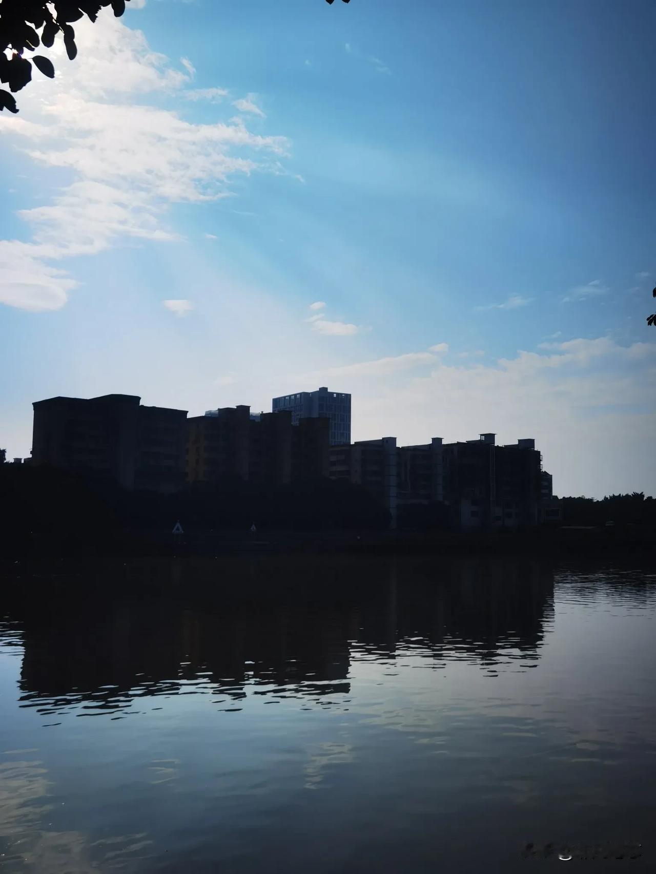 一句话记录冬日心情今天的天空特别美，心情豁然开朗！广州艳阳高照，这个季节依旧短袖