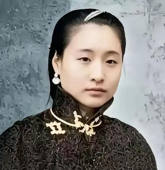 蔡锷与小凤仙的故事，是民国一段传奇。1916年蔡锷病逝，小凤仙的人生也由此改变。