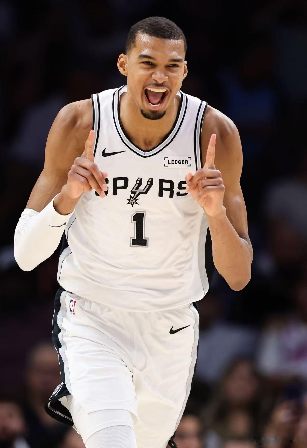 文班亚马最佳防守球员NBA官方今日官宣，文班亚马全票当选2025-26赛季最佳防