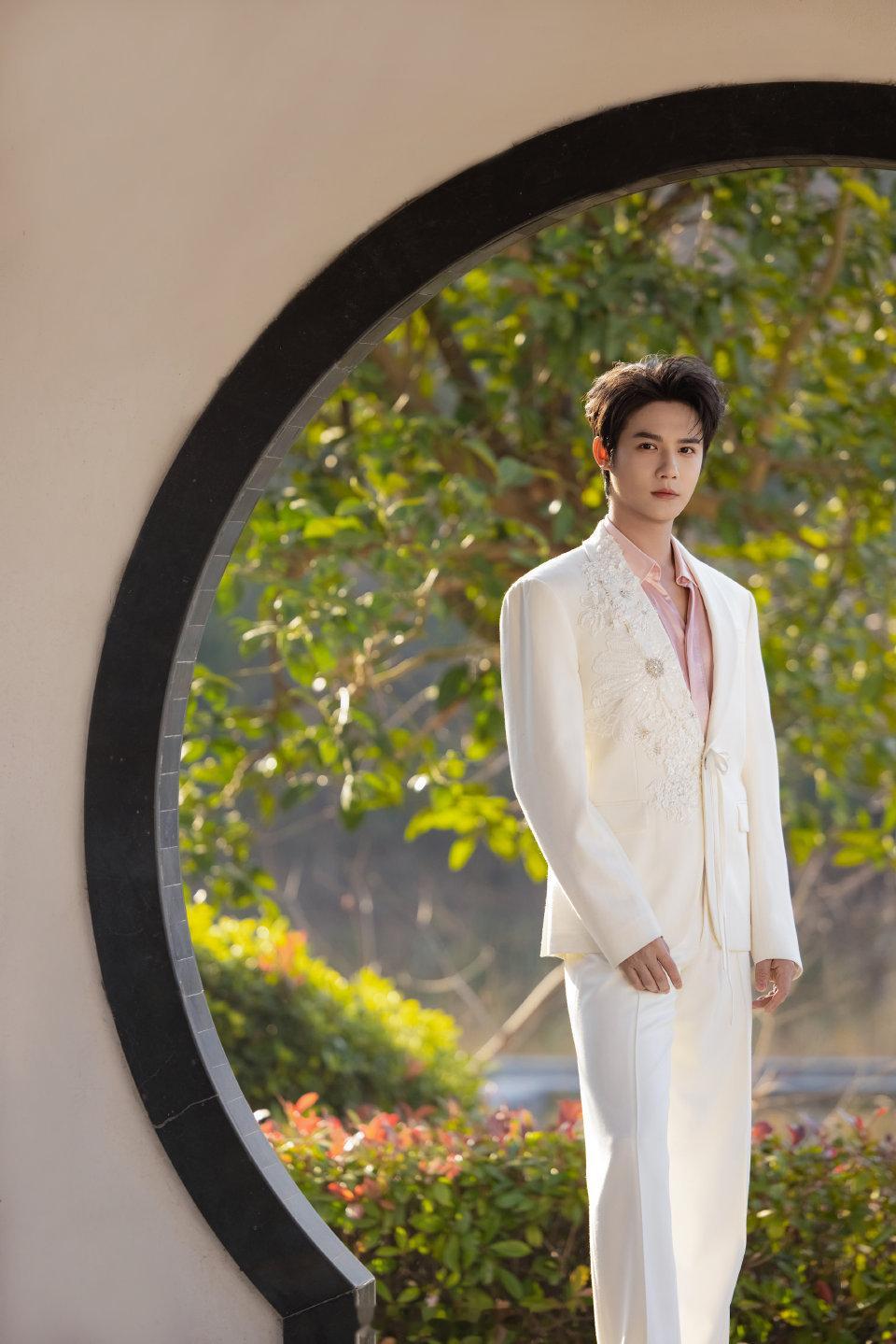 郑业成央视春晚出图今天是白马王子陪我们过年啦