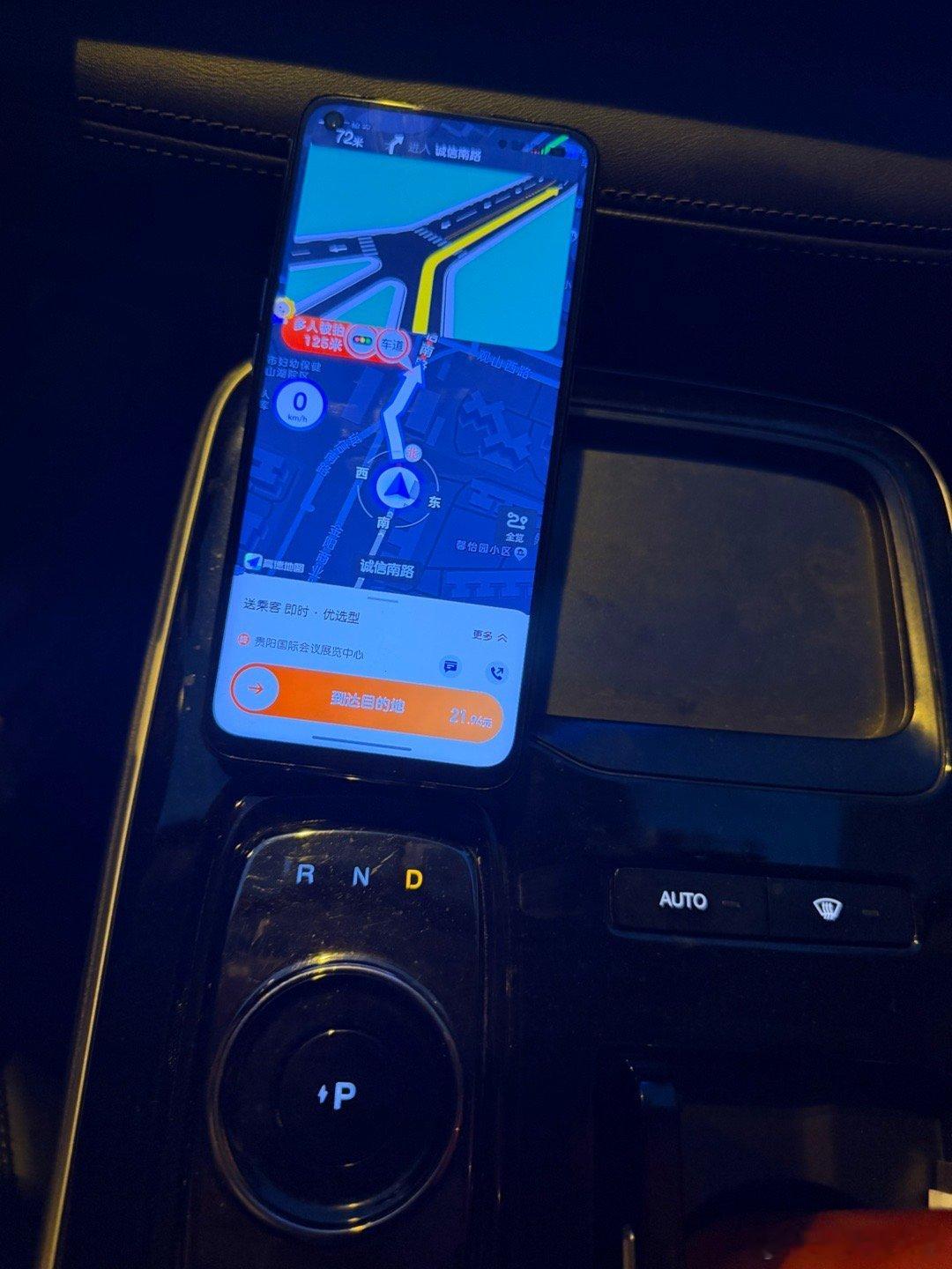 刚才司机和我说，有4000多辆车去会展中心，都去和梓渝一起跨年了！！！各位注意安