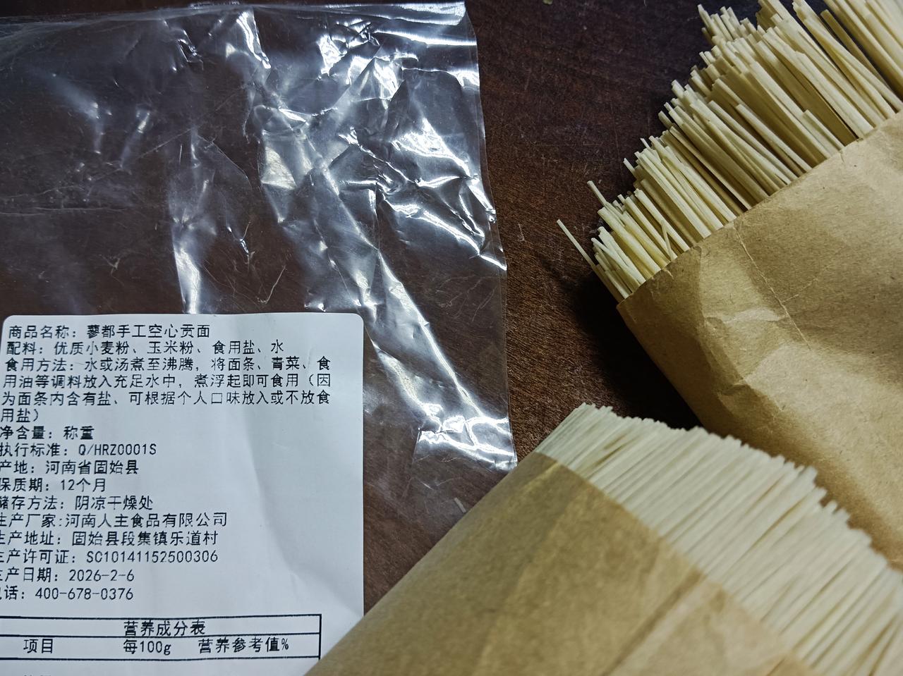 不知道为什么，我从小就不爱吃挂面。当年困难时，挂面可是好东西，送礼送挂面就像现在