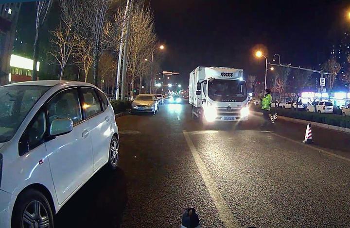 男子酒驾遇检，弃车翻护栏逃跑终被查！近日，济南市公安局交通管理支队天桥区大队在新