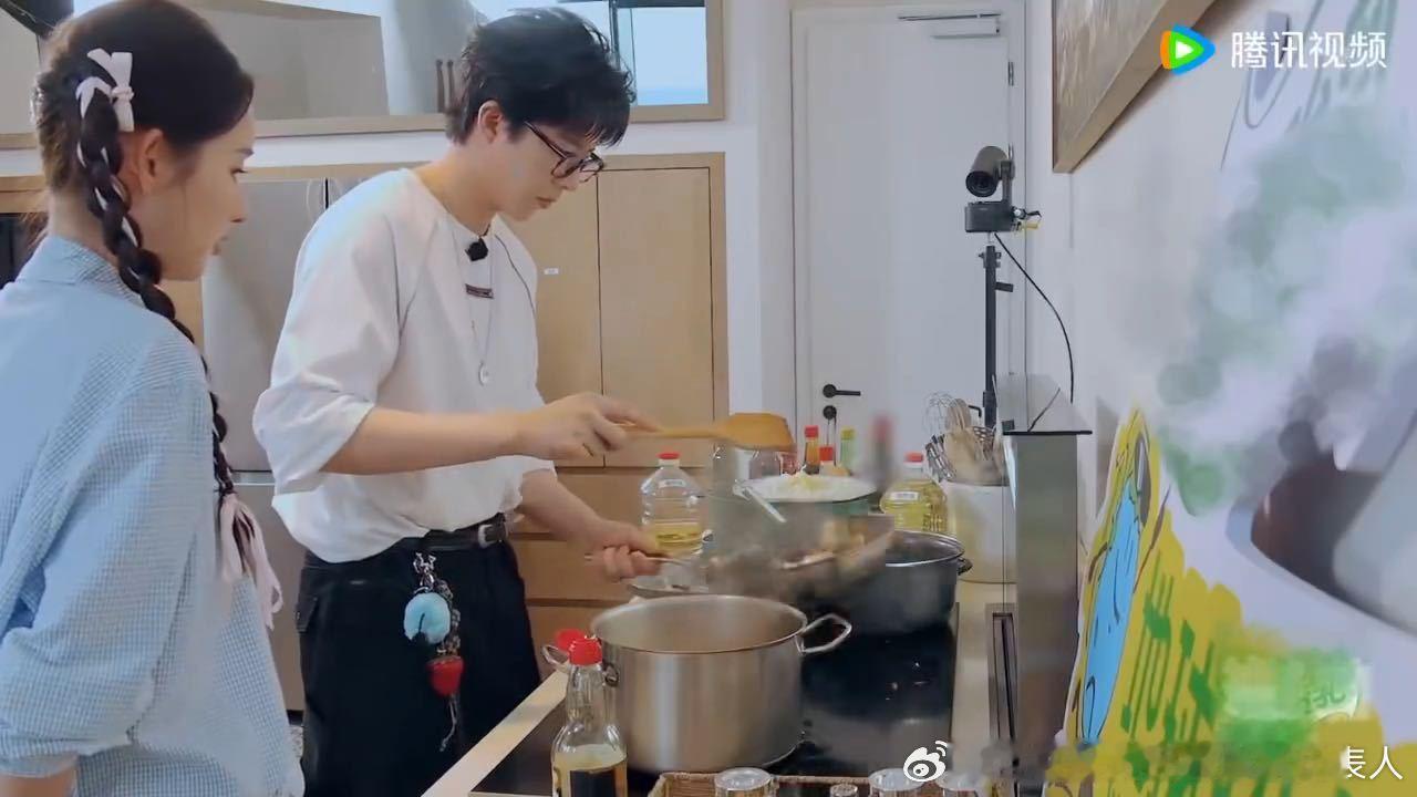 王玉雯围观刘宇宁做饭王玉雯吃刘宇宁做的饭的反应 王玉雯尝完刘宇宁做的茄子，一句“