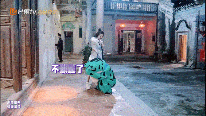 唐艺昕抓牛蛙自带配音唐艺昕人形电击棍笑不活了😂唐艺昕抓牛蛙真的自带喜剧buff