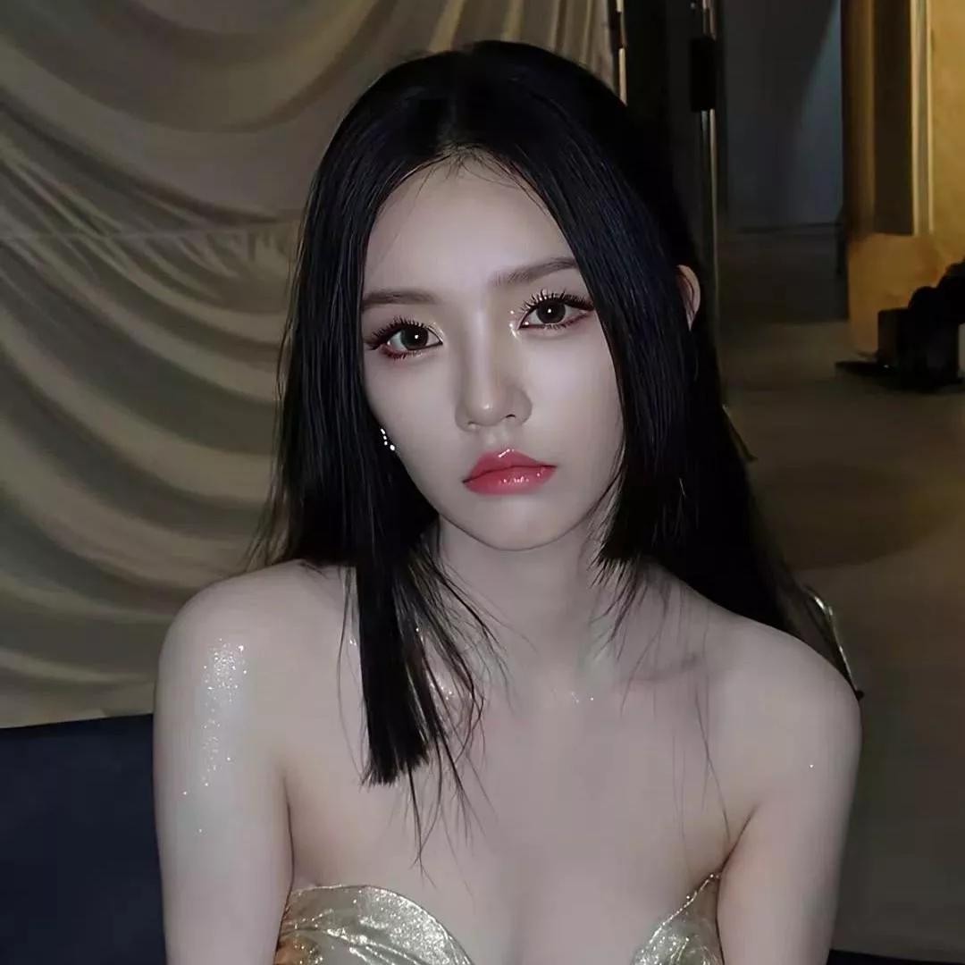 闪耀的金色礼服，黑发红唇，夜店中的焦点！