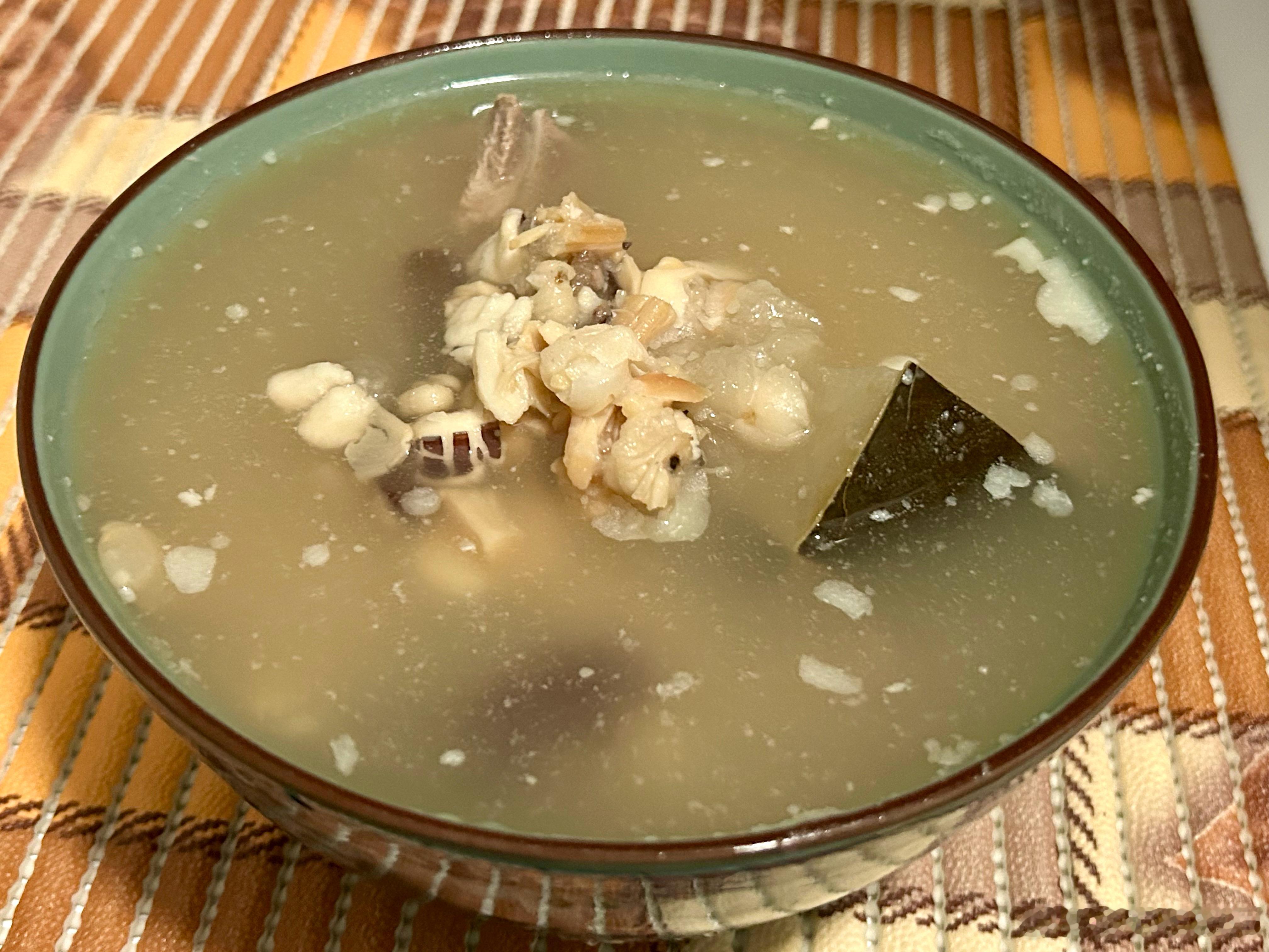 ️大雨滂沱的日子，連空氣都像變得柔軟，就一於安心做個家庭主夫啦⋯⋯聽窗外風雨琳琅