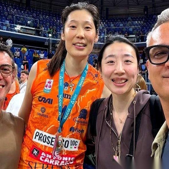 科内利亚诺这冠军拿的，香槟味还没散，刀已经架在了功勋二传沃沃什的脖子上。
决赛场