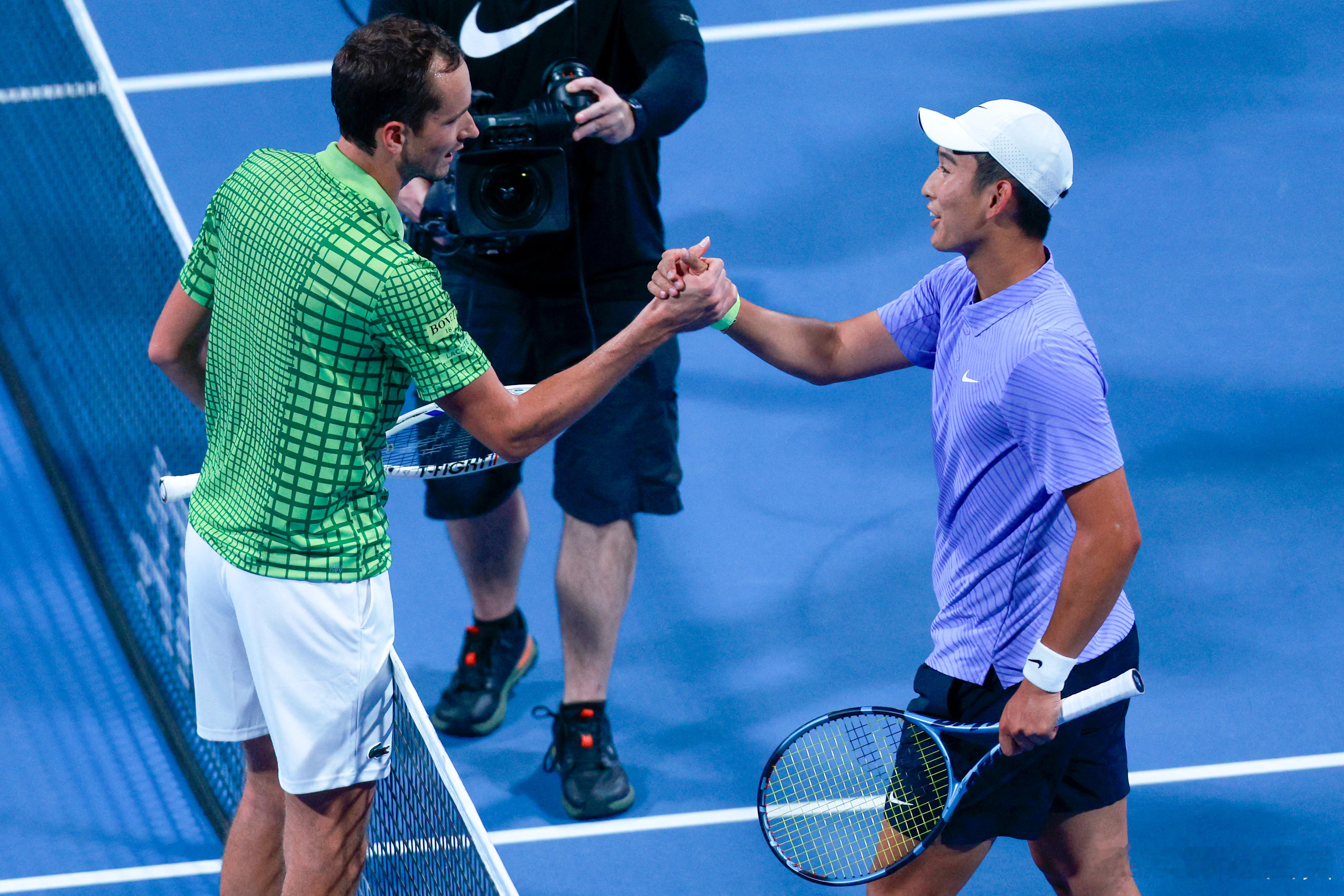 ATP500卡塔尔埃克森美孚公开赛昨日展开首轮争夺，梅德维德夫击败商竣程，辛纳、