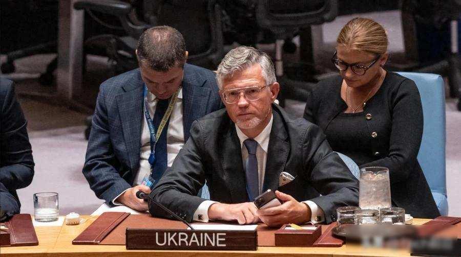 联合国上演震撼一幕！乌代表拍桌怒怼俄罗斯：想要乌克兰？做梦！
12月9日，联合国