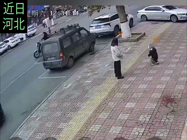 经常有女司机被吐槽，没想到今天也轮到男司机了，女人和孩子在安全非盲区的地方玩，没