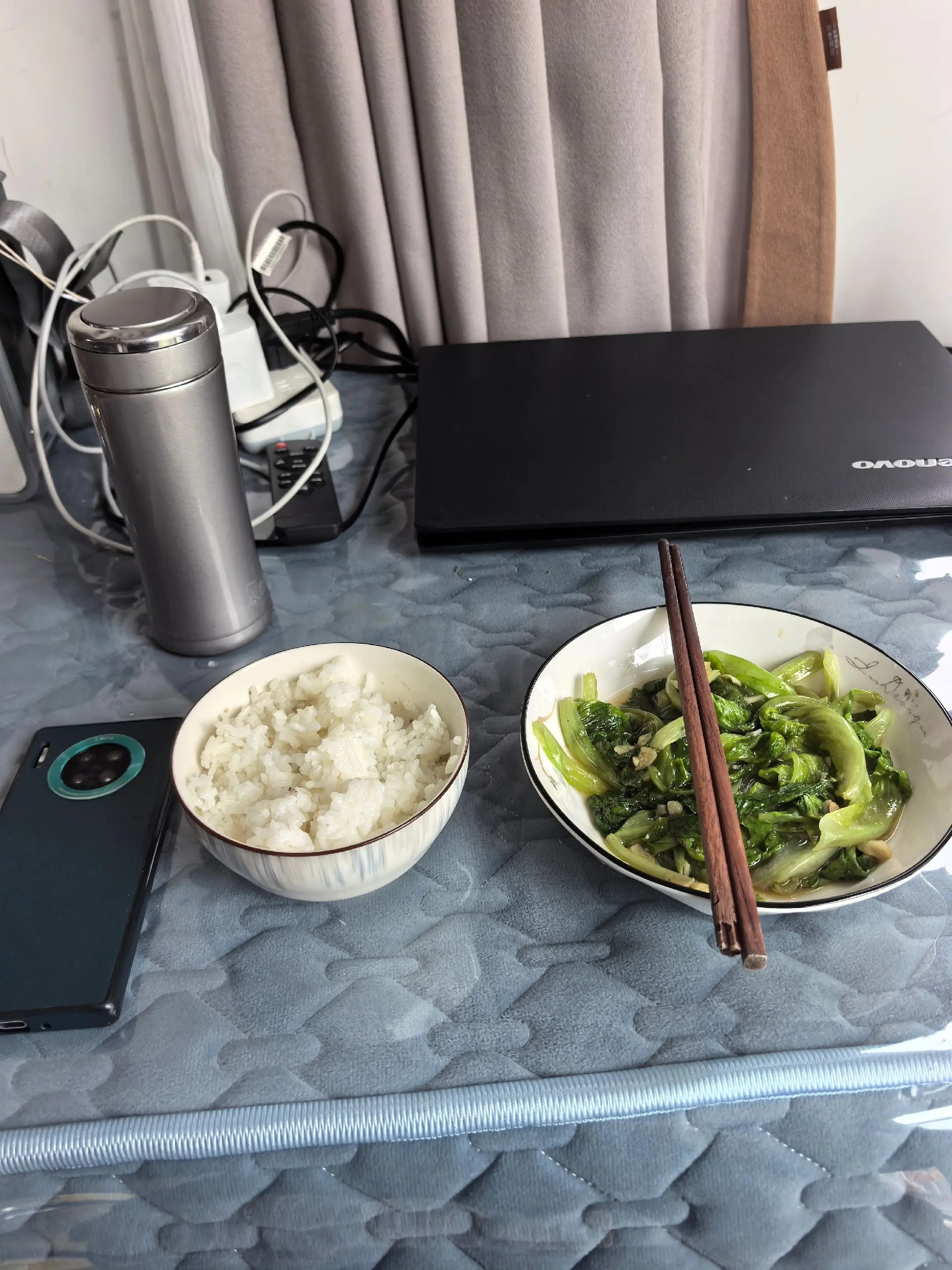 老公，你不会怪我吧？屏幕前的手机是你买给我的，杯子也是你留给我的。现在...