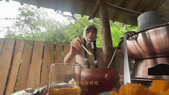 欧阳娜娜自己拍了旅综 欧阳娜娜的旅综就像一扇通往治愈世界的任意门，她用镜头捕捉旅