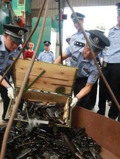 为什么中国一定要禁枪？如果像美国一样不禁枪，会发生什么乱子？都说以前的中国是不禁