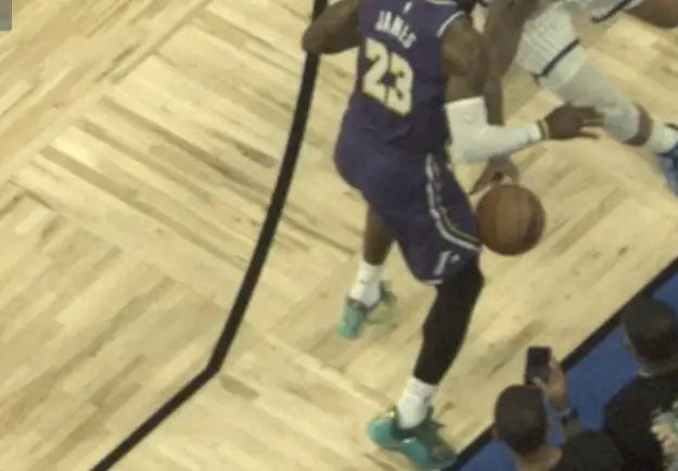 很多人在质疑今天魔术的挑战，首先我希望大家明确一点，原判是湖人球权，那么魔术如果