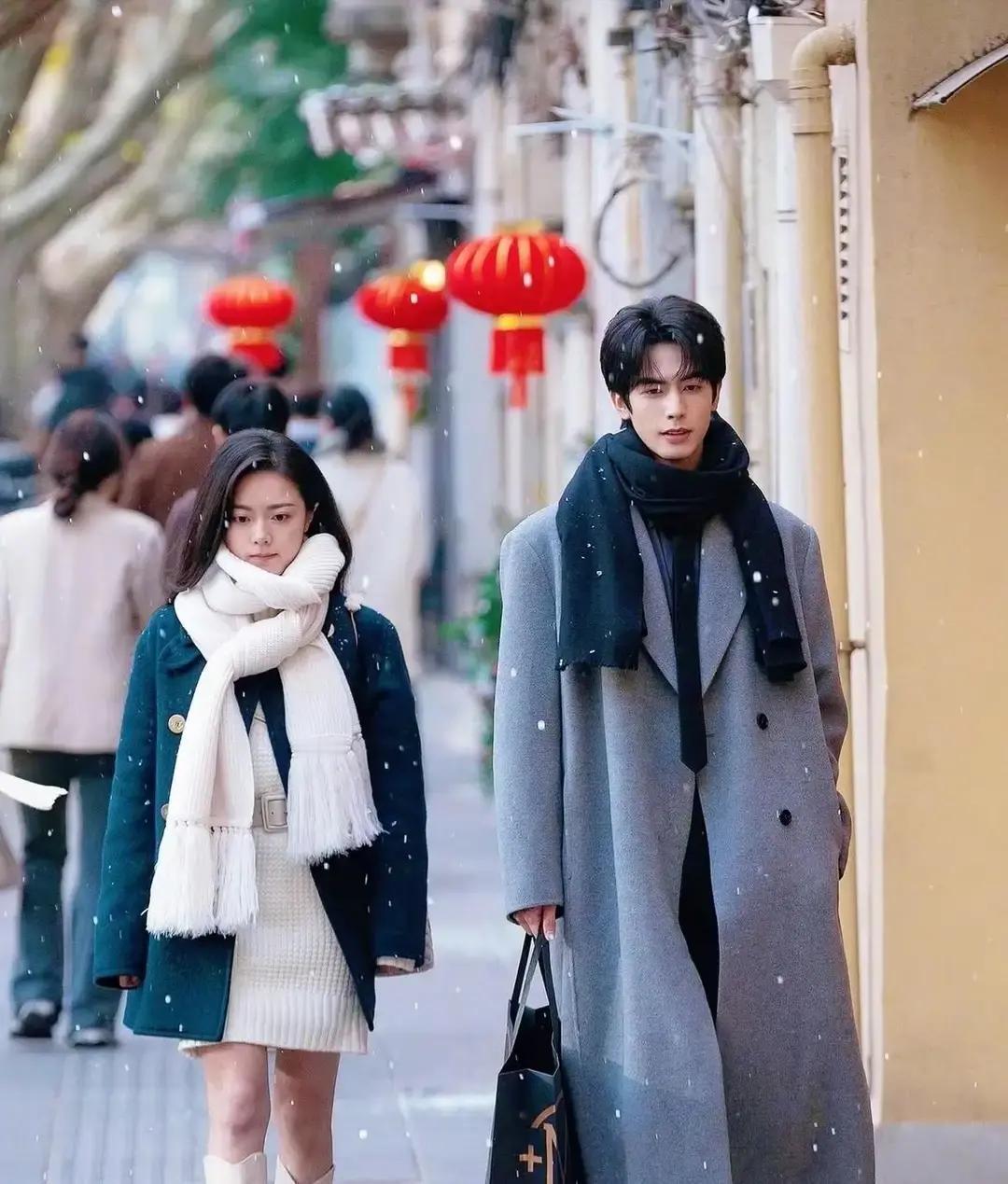 赵今麦被嘲土，其实是2021年穿搭原封不动
 
当年优衣库联名款一秒售罄，CEL