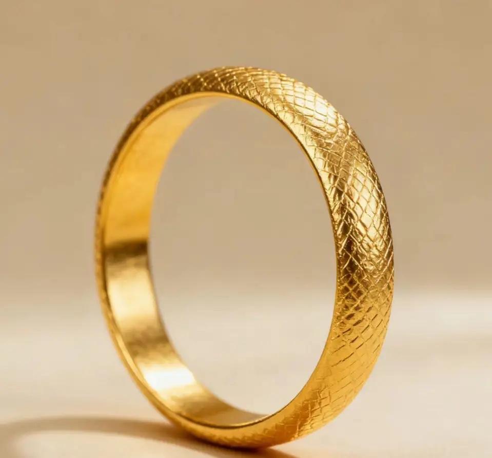 楼下张阿姨，手上戴着快30克的金镯子，一戴就是十几年，那是她辛苦打拼的勋章。
