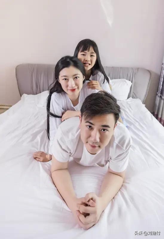 女儿一句话让叫起床的爸爸沉默了 女儿一句话让叫起床的爸爸沉默
近日，一个视频在网