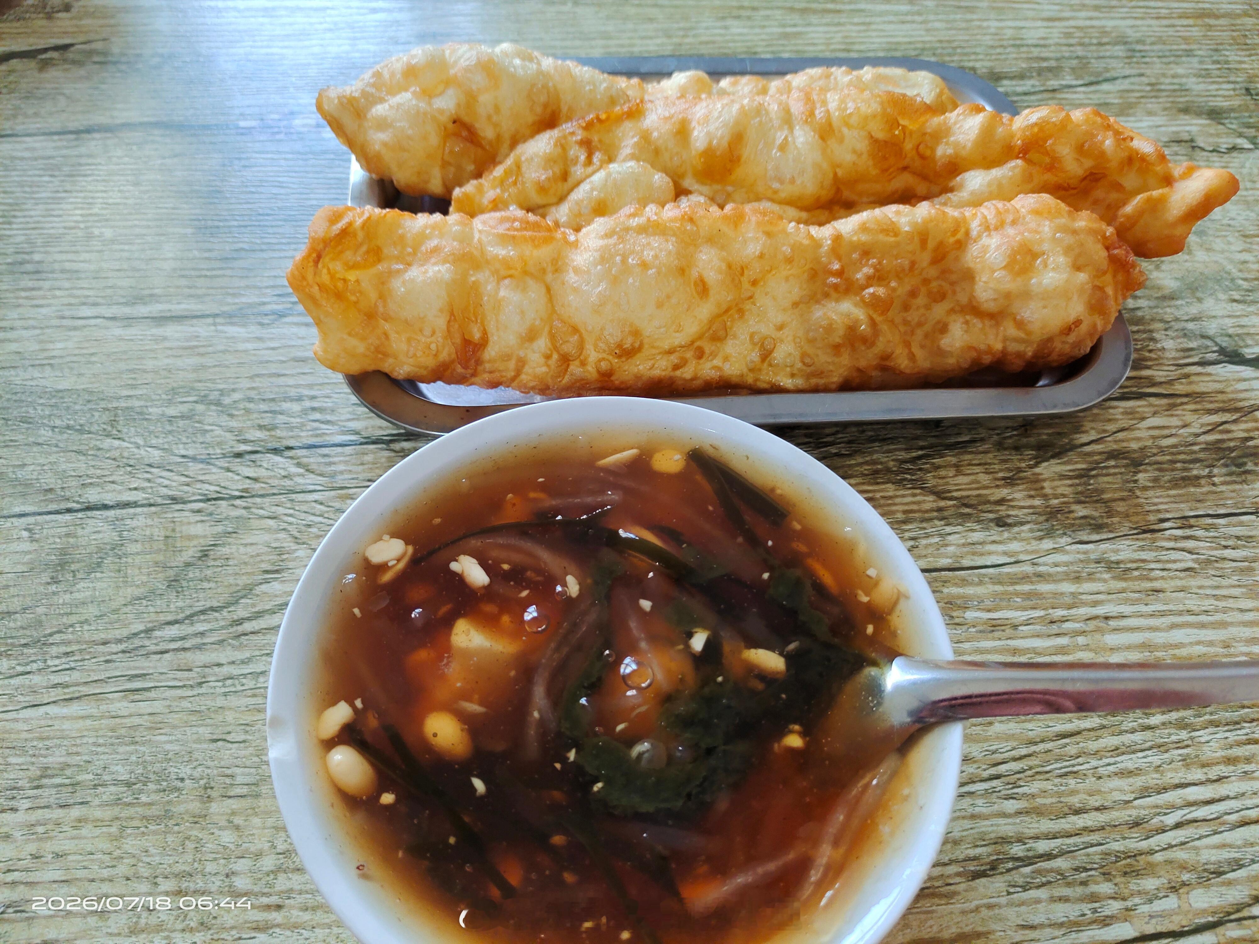 ㅤㅤㅤ这口经典，永远是我的早餐白月光。小碗两样(豆腐脑+老豆腐)，还有三根油条。