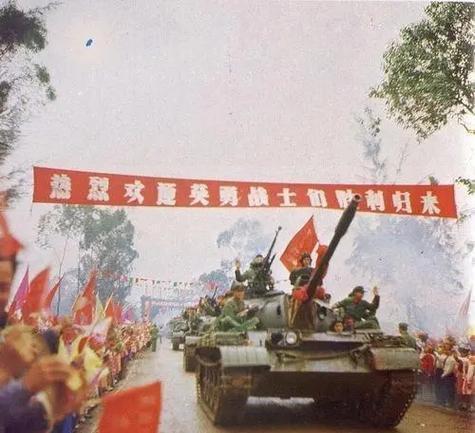 1979年，解放军一名走失的班长正在越南的农田里挖红薯，突然迎面冲过来七八名越军